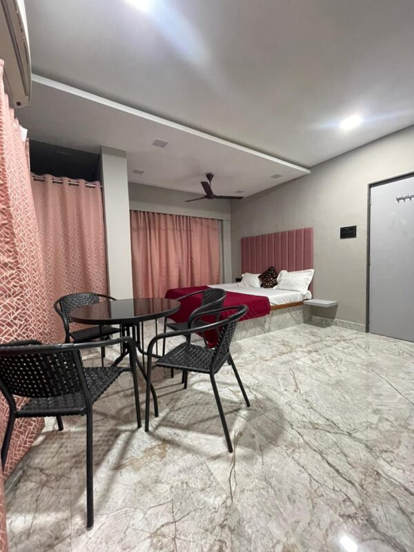 Retreat 4bhk - Image 4